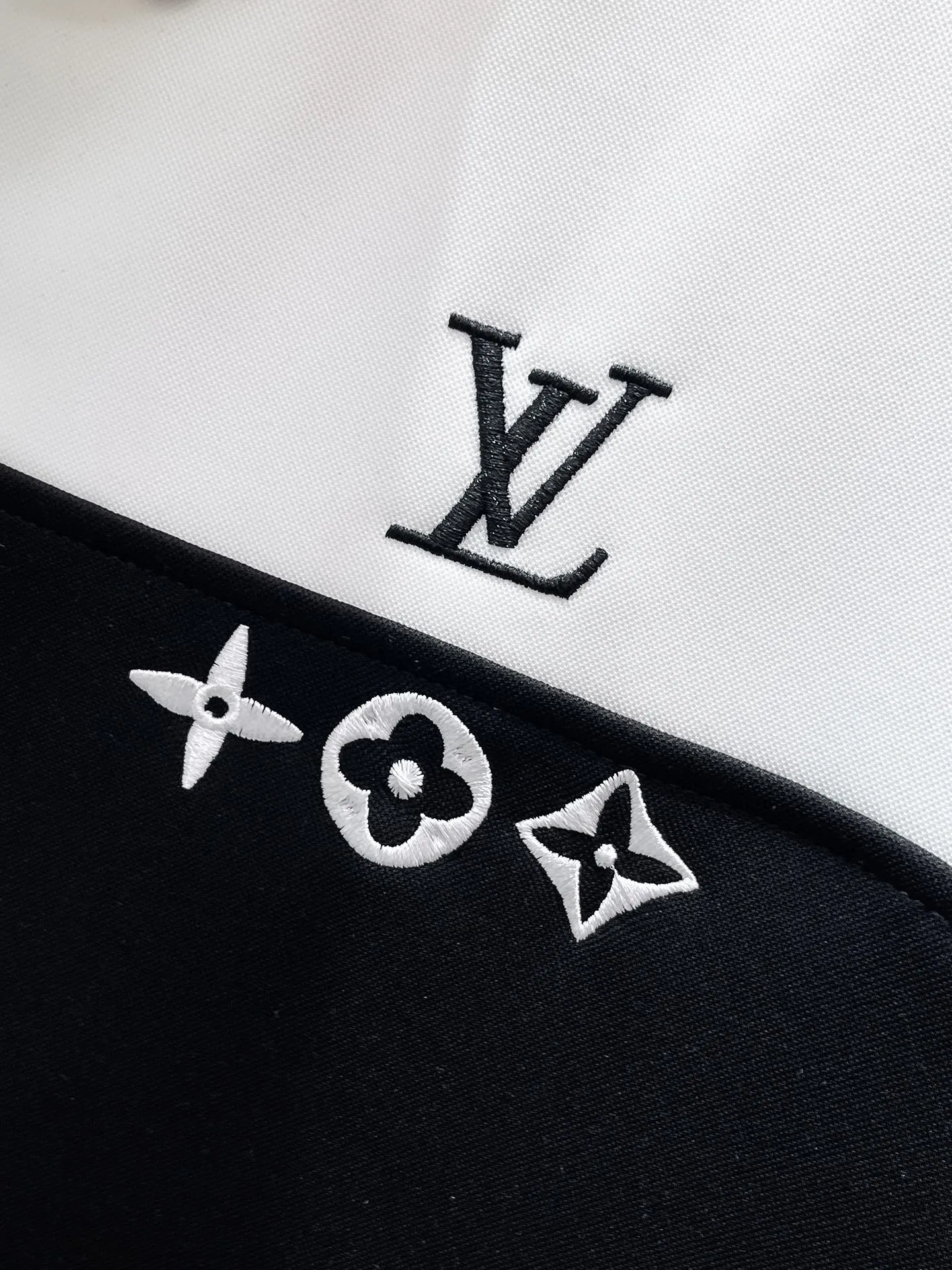 🅿️720 LV hot-selling suit is coming. Focus on the original version of the official website. 2025 new hot-selling cardigan suit. The original order is the best. 🇭🇰The meticulous work of top designers. It has a fitting and perfect upper body effect. All-natural high-quality Tencel Roman cotton 100%, close-fitting comfort, noble and elegant! Original hardware embodies elegance and nobility! Counter size: M-3XL (maximum wear up to 190 pounds)